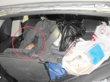 Incredibil! Minor ascuns în portbagaj de un constănţean, depistat la frontieră!