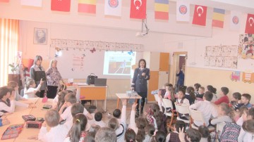 Poliţiştii constănţeni acordă asistenţă copiilor de clasa I