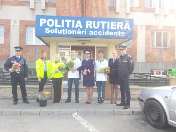 RAZII pe şoselele din Constanţa: femeile, „sancţionate” cu flori de poliţişti şi voluntarii antidrog!