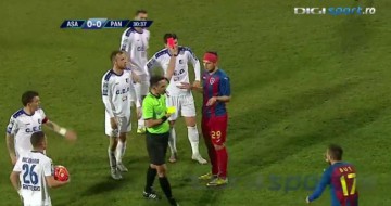 Scene INCREDIBILE la meciul ASA-PANDURII. Ţucudean - eliminat, Mutu şi Săpunaru au sărit la bătaie - video!
