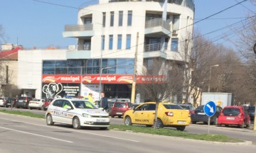 Un echipaj de la Rutieră a oprit în mijlocul drumului pentru a amenda un pieton