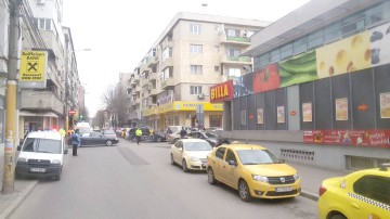 Un pieton a fost rănit după ce o maşină a intrat în peretele unui supermarket