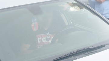 Prinşi în timp ce furau piese de la o maşină