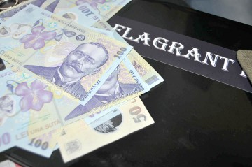 Flagrant în Constanţa! Hoţi prinşi în timp ce ofereau mită!