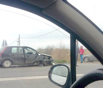 Accident rutier grav: o maşină a intrat într-un cap de pod, pe DN 2A