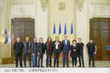 Preşedintele Iohannis i-a decorat pe actorii Stela Popescu şi Florin Piersic şi pe membrii trupei Cargo