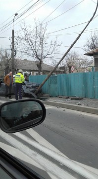 Accident rutier în Eforie: o mașină a intrat din plin într-un stâlp