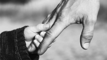 Deputaţii au ADOPTAT proiectul de lege care simplifică procedura adopţiei