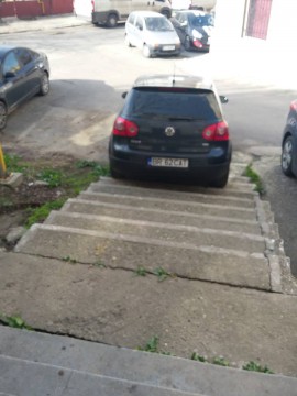Atunci când nu mai ai loc de parcare și încerci să intri cu mașina în scară