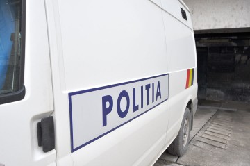Tâlharii nu mai au nici o frică! Tânăr, atacat în staţia de autobuz