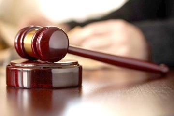 Minorul care şi-a violat fratele mai mic rămâne în libertate