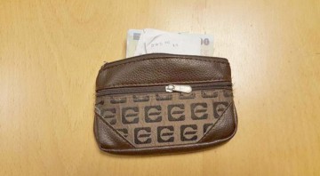 Minor dintr-un centru de plasament, prins după ce a furat portofelul unei vârstnice