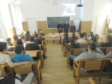 Jandarmii şi specialiştii Antidrog continuă activităţile în şcoli