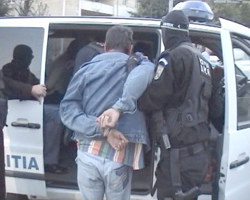 Tâlharul care a atacat un tânăr într-o stație de autobuz, arestat
