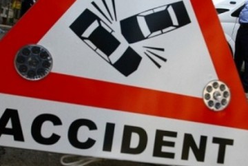 Două autoturisme s-au lovit frontal în localitatea Făclia