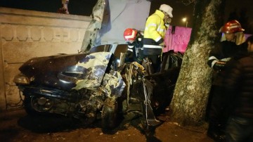 Accident rutier GRAV pe I.C. Brătianu: o maşină a intrat în copac! Video