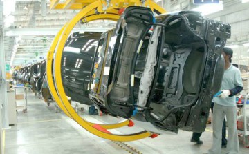 Peste 500 de posturi sunt disponibile la principalul constructor de automobile din România