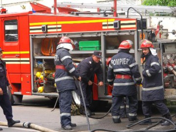 Ovidiu: Un microbuz a luat foc în stația Dedeman