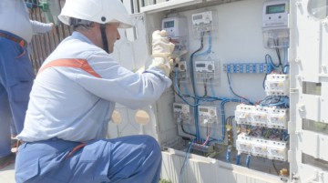 Românii afectaţi de pene de curent vor primi despăgubiri de la distribuitori