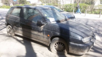Focar de infecţie în buricul Constanţei: o mașină abandonată, adăpost pentru oamenii străzii