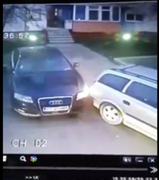 S-a chinuit să scoată maşina din parcare. A reuşit, după ce a lovit de două ori maşina vecinului