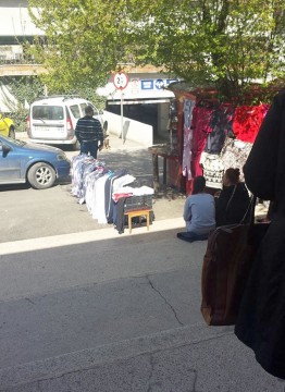 Bazarul ţigănesc de la Spitalul Județean Constanța: negustorese cu fuste înflorate au punct de lucru permanent