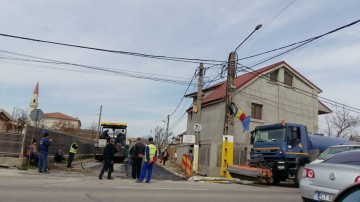 Comuna Valu lui Traian, şantier în lucru: se asfaltează, se fac trotuare şi locuri de joacă