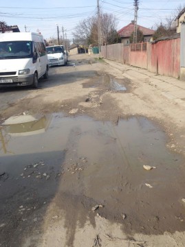 Noroiul face zile fripte locuitorilor din Medgidia şi Năvodari. Bine că vine vara!