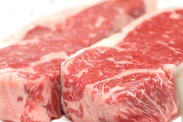 Magazinele, verificate de poliţişti: 30 kilograme de carne confiscate