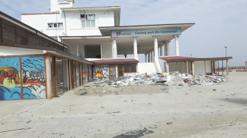 Constănțenii fac slalom printre deșeurile de pe plajele din Mamaia