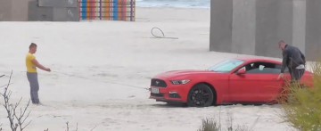 Bolid de lux, împotmolit în nisip pe plajă în Mamaia