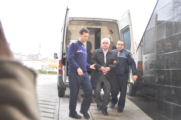 Studentul care i-a dat şpagă lui Ţarălungă, menţinut sub control judiciar