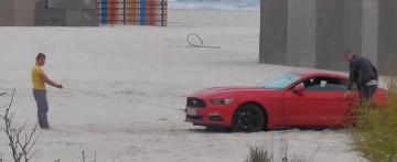 Mașină de lux, împotmolită în nisip pe plajă în Mamaia-Video