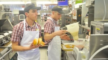 McDonald's a majorat salariile de la 1 aprilie cu 21%