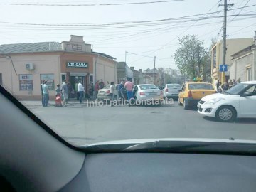 Doi răniţi, într-un accident rutier în care au fost implicate două şoferiţe