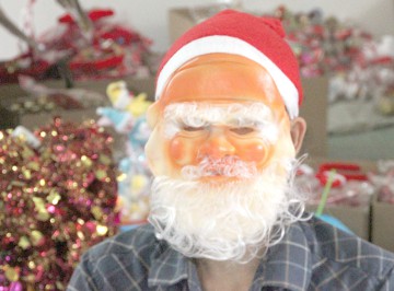 Infractorul cu mască de Moş Crăciun a dat spargerea la Orange