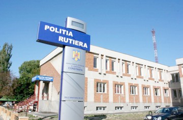 Un şofer băut a spart un geam în sediul Poliţiei Rutiere!
