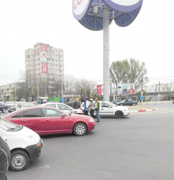 Biciclist accidentat în sensul giratoriu de la Cora Brătianu