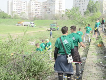 Polaris a colectat aproximativ 60 de tone de deşeuri de pe terenul de rugby al Bazei Sportive „Badea Cârţan”