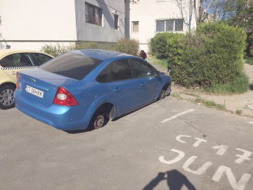 Un constănţean şi-a găsit maşina fără roţi!