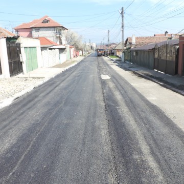 În oraşul Ovidiu continuă asfaltarea străzilor