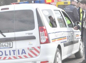 Tânărul care a băgat SPAIMA în locuitorii din Cernavodă a FURAT o maşină şi a făcut ACCIDENT!