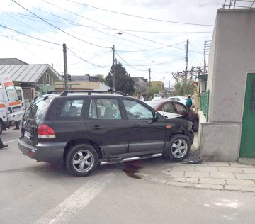 Accident rutier pe Trandafirului: o maşină s-a izbit de un zid!