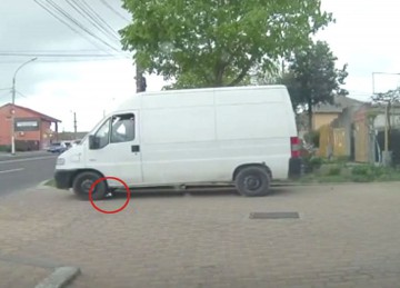 Şoferii din Constanţa confundă carosabilul cu coşurile de gunoi - VIDEO