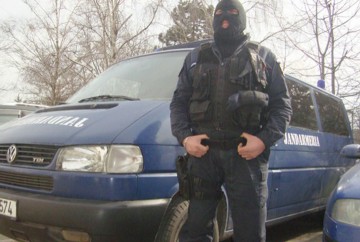 Agitaţie în zona Gării: mascaţii au dat buzna printre contrabandişti!