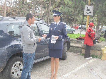Poliţiştii au „urmărit” constănţenii în parcări, să-i înveţe cum să-şi ferească maşinile de hoţi