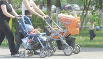 Se ia în calcul amânarea majorării indemnizaţiei de creşterea copilului