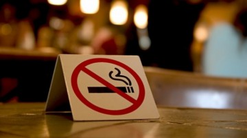 Bilanţul legii antifumat, după o lună de aplicare: Peste 1.000 de avertismente şi amenzi de 186.900 lei