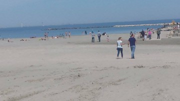 Bronz de primăvară. Zeci de constănțeni, pe plaja din Mamaia