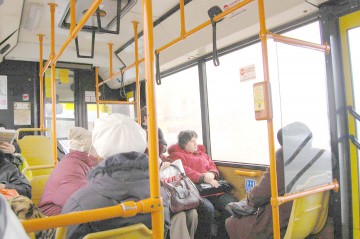 SCANDAL într-un autobuz RATC: controloarele asigură „imunitatea” sau se tem să controleze pirandele?